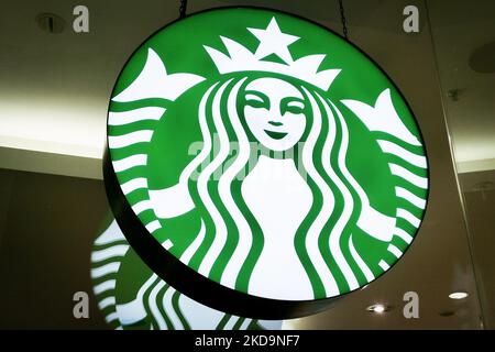 Das Starbucks Coffee-Logo ist am 29. April 2022 in einem Einkaufszentrum in Krakau, Polen, zu sehen. (Foto von Beata Zawrzel/NurPhoto) Stockfoto