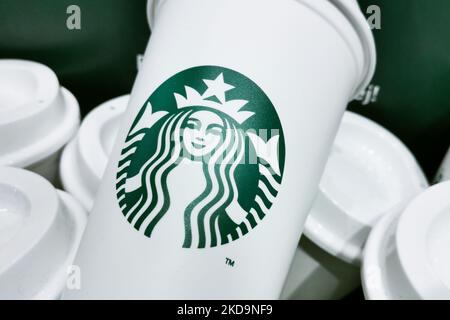 Am 29. April 2022 werden im Starbucks Coffee Shop in Krakau, Polen, die Starbucks-Becher von Reusabkle gesehen. (Foto von Beata Zawrzel/NurPhoto) Stockfoto