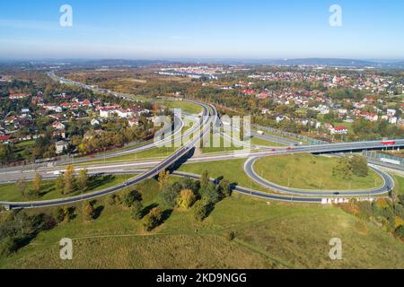 Mehrstufige Autobahnkreuzung. Spaghetti-Kreuzung auf A4 internationale Autobahn mit Zakopianka Mehrspurstraße und Eisenbahn. Ein Teil der Autobahn um Krako Stockfoto