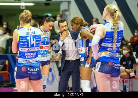 DANIELE SANTARELLI (Trainer Imoco Conegliano) und die Spieler von Conegliano während der Auszeit beim Volleyball Italian Serie A1 Women Match Play Off - Vero Volley Monza gegen Prosecco Doc Imoco Volley Conegliano am 10. Mai 2022 in der Arena di Monza in Monza, Italien (Foto von Valerio Origo/LiveMedia/NurPhoto) Stockfoto