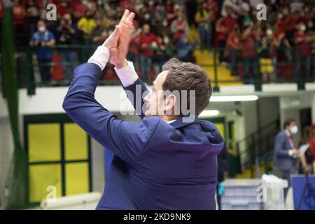 Cheftrainer DANIELE SANTARELLI (Imoco Volley Conegliano) während des Volleyball Italian Serie A1 Frauenspiel Play Off - Vero Volley Monza gegen Prosecco Doc Imoco Volley Conegliano am 10. Mai 2022 in der Arena di Monza in Monza, Italien (Foto von Valerio Origo/LiveMedia/NurPhoto) Stockfoto