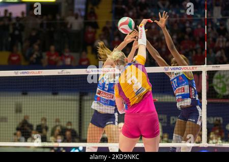 Spike von â €¦ über den Block während der Volleyball italienische Serie A1 Frauen Spiel Play Off - Vero Volley Monza vs Prosecco Doc Imoco Volley Conegliano am 10. Mai 2022 in der Arena di Monza in Monza, Italien (Foto von Valerio Origo/LiveMedia/NurPhoto) Stockfoto