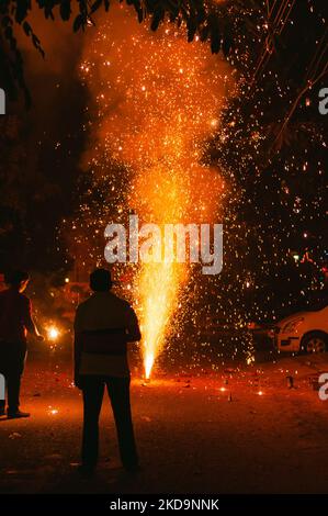 Eine vertikale Aufnahme von Crackern, die in der Diwali-Nacht auf der Straße brennen, um das Festival in Indien zu feiern Stockfoto