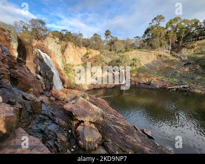 Der Nigretta Falls Wasserfall fließt steil abfallende Klippen in Bulart, Australien Stockfoto