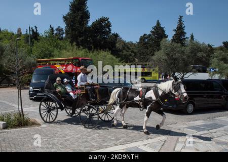 Am 11. Mai 2022 nimmt eine Kutsche Touristen mit auf die Akropolis in Athen, Griechenland. (Foto von Nikolas Kokovlis/NurPhoto) Stockfoto