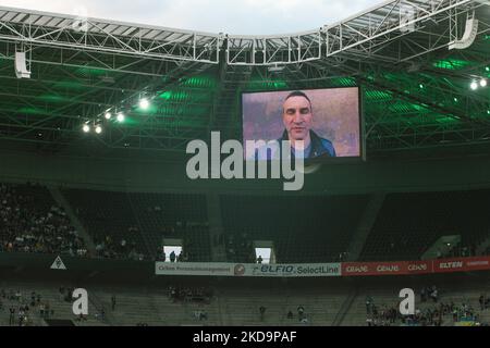 Der Bürgermeister von Kiew, Vitali Klitschko, spricht am 11. Mai 2022 von einer Großleinwand im Stadion des Borussia Parks in Mönchengladbach, Deutschland, vor dem Charity-Spiel zwischen der ukrainischen Nationalmannschaft und dem Team von Borussia Mönchengladbach. (Foto von Ying Tang/NurPhoto) Stockfoto