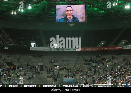 Der Bürgermeister von Kiew, Vitali Klitschko, spricht am 11. Mai 2022 von einer Großleinwand im Stadion des Borussia Parks in Mönchengladbach, Deutschland, vor dem Charity-Spiel zwischen der ukrainischen Nationalmannschaft und dem Team von Borussia Mönchengladbach. (Foto von Ying Tang/NurPhoto) Stockfoto