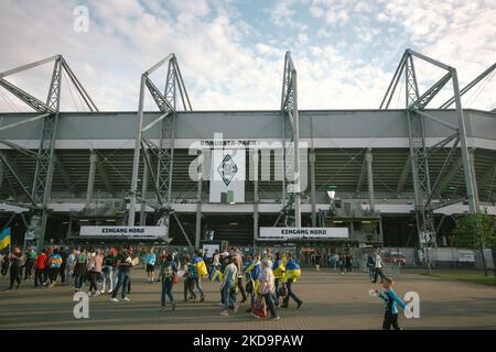 UKRAIN-Fußbälle-Fans werden am 11. Mai 2022 vor dem Charity-Spiel zwischen der ukrainischen Nationalmannschaft und der Borussia-Mönchengladbacher Mannschaft das Stadion des Borussia Parks in Mönchengladbach betreten sehen. (Foto von Ying Tang/NurPhoto) Stockfoto