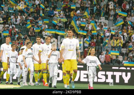 Ukraine Artem Besyedin kommt mit seiner Nationalmannschaft am 11. Mai 2022 im Stadion des Borussia Parks in Mönchengladbach vor dem Charity-Spiel zwischen der ukrainischen Nationalmannschaft und dem Team von Borussia Mönchengladbach an. (Foto von Ying Tang/NurPhoto) Stockfoto