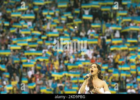 Am 11. Mai 2022 singt ein Sänger im Stadion des Borussia Parks in Mönchengladbach die Nationalhymne der Ukraine vor dem Charity-Spiel zwischen der ukrainischen Nationalmannschaft und dem Team von Borussia Mönchengladbach. (Foto von Ying Tang/NurPhoto) Stockfoto