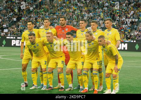 Die ukrainische Nationalmannschaft posiert für die Bilder am 11. Mai 2022 im Stadion des Borussia Parks in Mönchengladbach vor dem Charity-Spiel zwischen der ukrainischen Nationalmannschaft und der Borussia-Mönchengladbacher Mannschaft. (Foto von Ying Tang/NurPhoto) Stockfoto