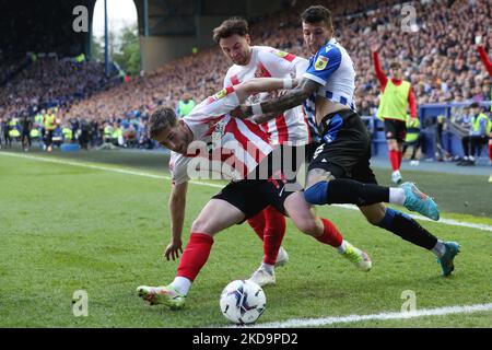 SHEFFIELD, GROSSBRITANNIEN. MAI 9., Sunderlands Lynden Gooch kämpft am Montag, den 9.. Mai 1Play 2022, während des Halbfinales 2. zwischen Sheffield Wednesday und Sunderland in Hillsborough, Sheffield, um den Besitz mit Marvin Johnson psw. (Foto von Mark Fletcher/MI News/NurPhoto) Stockfoto