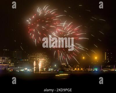 Sheerness, Kent, Großbritannien. 5.. November 2022. Das Southend-on-Sea in Essex Feuerwerk wird heute Abend am Lagerfeuer gezeigt - aufgenommen von Sheerness, Kent (auf der anderen Seite der Themse-Mündung). Kredit: James Bell/Alamy Live Nachrichten Stockfoto