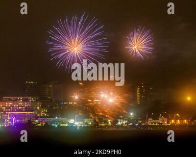 Sheerness, Kent, Großbritannien. 5.. November 2022. Das Southend-on-Sea in Essex Feuerwerk wird heute Abend am Lagerfeuer gezeigt - aufgenommen von Sheerness, Kent (auf der anderen Seite der Themse-Mündung). Kredit: James Bell/Alamy Live Nachrichten Stockfoto