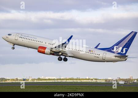 SAS Scandinavian Airlines Boeing 737-800-Flugzeuge während des Rollens, der Rotation, des Start- und der Flugphase beim Abflug von Amsterdam Schiphol AMS EHAM. Das B738-Personen-Düsenflugzeug fährt vor einem Kontrollturm, während es von der Start-und Landebahn Polderbaan abfliegt, das Flugzeug hat die Registrierung LN-RRH und den Namen Freja Viking. SAS ist die Flaggschiff-Fluggesellschaft Dänemarks, Norwegens und Schwedens, die Fluggesellschaft hat eine Flottengröße von 180 Flugzeugen und ist Mitglied der Star Alliance Aviation Group. Nach Angaben der europäischen Medien kündigte SAS 4000 Flugstreichungen in dieser Sommersaison aufgrund der st Stockfoto