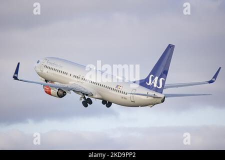 SAS Scandinavian Airlines Boeing 737-800-Flugzeuge während des Rollens, der Rotation, des Start- und der Flugphase beim Abflug von Amsterdam Schiphol AMS EHAM. Das B738-Personen-Düsenflugzeug fährt vor einem Kontrollturm, während es von der Start-und Landebahn Polderbaan abfliegt, das Flugzeug hat die Registrierung LN-RRH und den Namen Freja Viking. SAS ist die Flaggschiff-Fluggesellschaft Dänemarks, Norwegens und Schwedens, die Fluggesellschaft hat eine Flottengröße von 180 Flugzeugen und ist Mitglied der Star Alliance Aviation Group. Nach Angaben der europäischen Medien kündigte SAS 4000 Flugstreichungen in dieser Sommersaison aufgrund der st Stockfoto