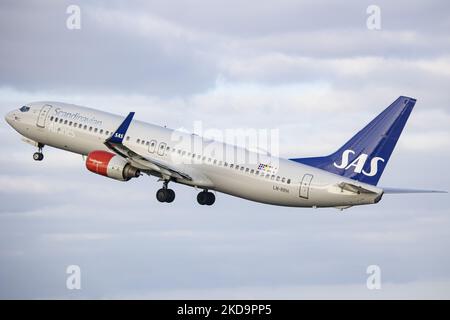 SAS Scandinavian Airlines Boeing 737-800-Flugzeuge während des Rollens, der Rotation, des Start- und der Flugphase beim Abflug von Amsterdam Schiphol AMS EHAM. Das B738-Personen-Düsenflugzeug fährt vor einem Kontrollturm, während es von der Start-und Landebahn Polderbaan abfliegt, das Flugzeug hat die Registrierung LN-RRH und den Namen Freja Viking. SAS ist die Flaggschiff-Fluggesellschaft Dänemarks, Norwegens und Schwedens, die Fluggesellschaft hat eine Flottengröße von 180 Flugzeugen und ist Mitglied der Star Alliance Aviation Group. Nach Angaben der europäischen Medien kündigte SAS 4000 Flugstreichungen in dieser Sommersaison aufgrund der st Stockfoto