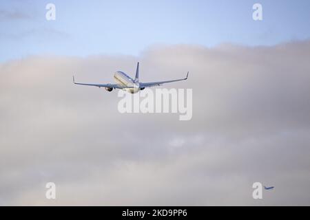 SAS Scandinavian Airlines Boeing 737-800-Flugzeuge während des Rollens, der Rotation, des Start- und der Flugphase beim Abflug von Amsterdam Schiphol AMS EHAM. Das B738-Personen-Düsenflugzeug fährt vor einem Kontrollturm, während es von der Start-und Landebahn Polderbaan abfliegt, das Flugzeug hat die Registrierung LN-RRH und den Namen Freja Viking. SAS ist die Flaggschiff-Fluggesellschaft Dänemarks, Norwegens und Schwedens, die Fluggesellschaft hat eine Flottengröße von 180 Flugzeugen und ist Mitglied der Star Alliance Aviation Group. Nach Angaben der europäischen Medien kündigte SAS 4000 Flugstreichungen in dieser Sommersaison aufgrund der st Stockfoto