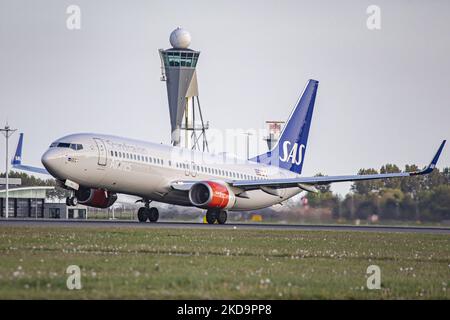 SAS Scandinavian Airlines Boeing 737-800-Flugzeuge während des Rollens, der Rotation, des Start- und der Flugphase beim Abflug von Amsterdam Schiphol AMS EHAM. Das B738-Personen-Düsenflugzeug fährt vor einem Kontrollturm, während es von der Start-und Landebahn Polderbaan abfliegt, das Flugzeug hat die Registrierung LN-RRH und den Namen Freja Viking. SAS ist die Flaggschiff-Fluggesellschaft Dänemarks, Norwegens und Schwedens, die Fluggesellschaft hat eine Flottengröße von 180 Flugzeugen und ist Mitglied der Star Alliance Aviation Group. Nach Angaben der europäischen Medien kündigte SAS 4000 Flugstreichungen in dieser Sommersaison aufgrund der st Stockfoto