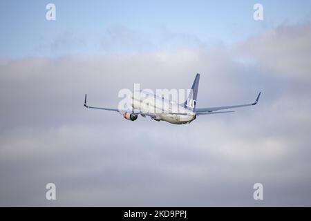 SAS Scandinavian Airlines Boeing 737-800-Flugzeuge während des Rollens, der Rotation, des Start- und der Flugphase beim Abflug von Amsterdam Schiphol AMS EHAM. Das B738-Personen-Düsenflugzeug fährt vor einem Kontrollturm, während es von der Start-und Landebahn Polderbaan abfliegt, das Flugzeug hat die Registrierung LN-RRH und den Namen Freja Viking. SAS ist die Flaggschiff-Fluggesellschaft Dänemarks, Norwegens und Schwedens, die Fluggesellschaft hat eine Flottengröße von 180 Flugzeugen und ist Mitglied der Star Alliance Aviation Group. Nach Angaben der europäischen Medien kündigte SAS 4000 Flugstreichungen in dieser Sommersaison aufgrund der st Stockfoto