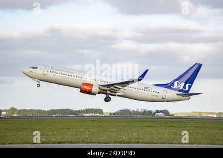 SAS Scandinavian Airlines Boeing 737-800-Flugzeuge während des Rollens, der Rotation, des Start- und der Flugphase beim Abflug von Amsterdam Schiphol AMS EHAM. Das B738-Personen-Düsenflugzeug fährt vor einem Kontrollturm, während es von der Start-und Landebahn Polderbaan abfliegt, das Flugzeug hat die Registrierung LN-RRH und den Namen Freja Viking. SAS ist die Flaggschiff-Fluggesellschaft Dänemarks, Norwegens und Schwedens, die Fluggesellschaft hat eine Flottengröße von 180 Flugzeugen und ist Mitglied der Star Alliance Aviation Group. Nach Angaben der europäischen Medien kündigte SAS 4000 Flugstreichungen in dieser Sommersaison aufgrund der st Stockfoto