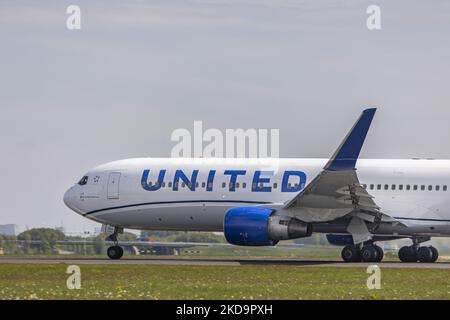 Flugzeuge der United Airlines Boeing 767-300 vom Flughafen Amsterdam Schiphol, AMS EHAM. Der Großraumflugzeugjet, der beim Start und Fliegen vor einem Kontrollturm vorbeifährt, die Boeing 767 hat die Registrierung N654UA und fliegt mit der Flugnummer UA21 nach Houston IAH, USA. United ist eine bedeutende US-Fluggesellschaft mit Hauptsitz in Chicago, Illinois, USA. United ist nach dem Zusammenschluss mit Continental Airlines im Jahr 2010 die drittgrößte Fluggesellschaft der Welt und Mitglied des Luftfahrtkonzerns Star Alliance. Der weltweite Passagierverkehr in der Luftfahrt ist mit einem Anstieg konfrontiert Stockfoto