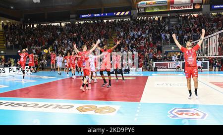 Die Spieler der Cucine Lube Civitanova freuen sich über das Ende des Spiels. Sie sind Meister Italiens. Während der Volleyball-Meisterschaft der italienischen Superliga-Männer in der Serie A spielen Cucine Lube Civitanova gegen Sir Safety Conad Perugia am 11. Mai 2022 beim Eurosuole Forum in Civitanova Marche, Italien (Foto: Roberto Bartomeoli/LiveMedia/NurPhoto) Stockfoto