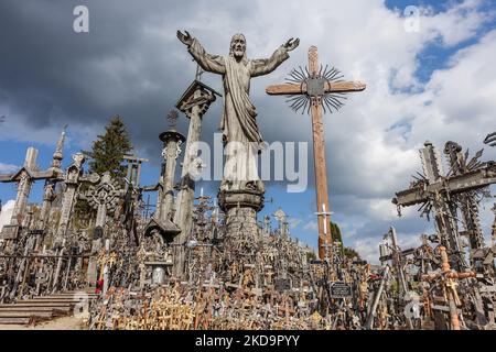 Der Kreuzberg ist in der Nähe von Siauliai, im Norden Litauens, am 6. Mai 2022 zu sehen. Der Kreuzberg ist ein wichtiger Ort der katholischen Wallfahrt in Litauen. Die genaue Anzahl der Kreuze ist unbekannt, aber Schätzungen zufolge liegt sie bei etwa 200k. Es wird angenommen, dass die ersten Kreuze nach dem Aufstand von 1831 auf dem Hügel platziert wurden. (Foto von Michal Fludra/NurPhoto) Stockfoto