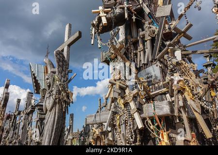 Der Kreuzberg ist in der Nähe von Siauliai, im Norden Litauens, am 6. Mai 2022 zu sehen. Der Kreuzberg ist ein wichtiger Ort der katholischen Wallfahrt in Litauen. Die genaue Anzahl der Kreuze ist unbekannt, aber Schätzungen zufolge liegt sie bei etwa 200k. Es wird angenommen, dass die ersten Kreuze nach dem Aufstand von 1831 auf dem Hügel platziert wurden. (Foto von Michal Fludra/NurPhoto) Stockfoto