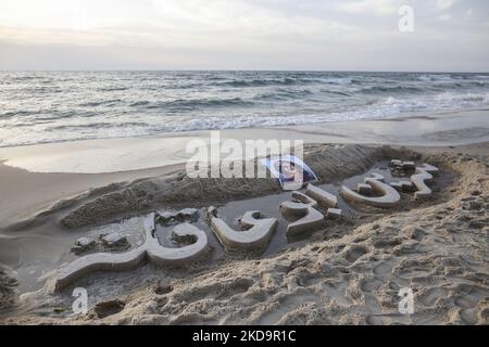 Der Name des palästinensischen Journalisten Shireen Abu Akleh von Al Jazeera ist am 11. Mai 2022 am Strand von gaza in den Sand gemeißelt. Laut dem palästinensischen Gesundheitsministerium haben israelische Truppen einen palästinensischen Journalisten Shireen Abu Aklei im besetzten Westjordanland getötet. (Foto von Sameh Rahmi/NurPhoto) Stockfoto