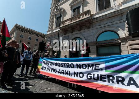 Am 11. Mai 2022 fand auf der Piazza Santi Apostoli in Rom, Italien, ein „Sit-in for Peace“ statt. Die Demonstration wurde von der linken Parlamentsfraktion Manifesta Women MPS organisiert, die von ''Potere al Popolo'' und ''Partito della Rifondazione Comunista'' unterstützt wurde, um einen sofortigen Frieden zwischen der Russischen Föderation und der Ukraine zu fordern, um alle Kriege auf der ganzen Welt zu beenden. (Foto von Andrea Ronchini/NurPhoto) Stockfoto