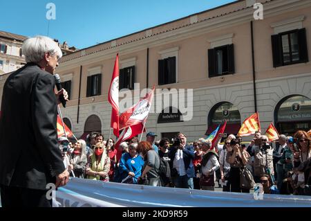 Am 11. Mai 2022 fand auf der Piazza Santi Apostoli in Rom, Italien, ein „Sit-in for Peace“ statt. Die Demonstration wurde von der linken Parlamentsfraktion Manifesta Women MPS organisiert, die von ''Potere al Popolo'' und ''Partito della Rifondazione Comunista'' unterstützt wurde, um einen sofortigen Frieden zwischen der Russischen Föderation und der Ukraine zu fordern, um alle Kriege auf der ganzen Welt zu beenden. (Foto von Andrea Ronchini/NurPhoto) Stockfoto