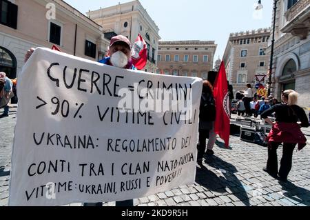 Am 11. Mai 2022 fand auf der Piazza Santi Apostoli in Rom, Italien, ein „Sit-in for Peace“ statt. Die Demonstration wurde von der linken Parlamentsfraktion Manifesta Women MPS organisiert, die von ''Potere al Popolo'' und ''Partito della Rifondazione Comunista'' unterstützt wurde, um einen sofortigen Frieden zwischen der Russischen Föderation und der Ukraine zu fordern, um alle Kriege auf der ganzen Welt zu beenden. (Foto von Andrea Ronchini/NurPhoto) Stockfoto