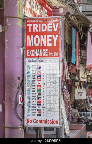 Nahaufnahme am Board mit den täglichen Wechselkursen. Das Büro des Geldwechselzentrums, ein Ort für den Austausch von Devisen in lokale nepalesische Rupien-NPR im Thamel-Gebiet in Kathmandu, der Hauptstadt Nepals, am 15. April 2022. Es gibt Tafeln, auf denen alle Preise nach dem Tagespreis geschrieben sind. Thamel hat Dutzende von Büros, die Austauschdienste anbieten, da es ein beliebtes Touristenziel ist. Umtausch kann in Banken, autorisierten Forex-Händlern, Hotels und dem internationalen Flughafen Tribhuvan angeboten werden. Die häufigste Nachfrage zum Austausch ist Euro, US-Dollar, Renminbi, Pfund Sterling GBP, Indische Rupien und Stockfoto