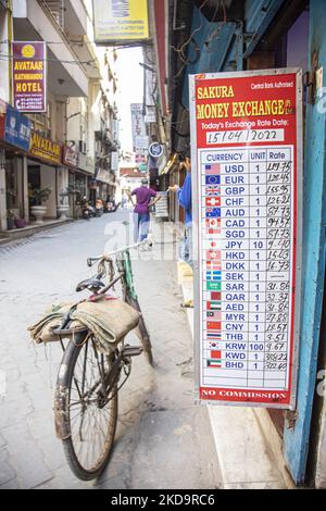 Nahaufnahme am Brett mit den täglichen Wechselkursen neben einem stehenden Fahrrad. Das Büro des Geldwechselzentrums, ein Ort für den Austausch von Devisen in lokale nepalesische Rupien-NPR im Thamel-Gebiet in Kathmandu, der Hauptstadt Nepals, am 15. April 2022. Es gibt Tafeln, auf denen alle Preise nach dem Tagespreis geschrieben sind. Thamel hat Dutzende von Büros, die Austauschdienste anbieten, da es ein beliebtes Touristenziel ist. Umtausch kann in Banken, autorisierten Forex-Händlern, Hotels und dem internationalen Flughafen Tribhuvan angeboten werden. Die häufigste Nachfrage zum Austausch ist Euro, US-Dollar, Renminbi, Pound ste Stockfoto