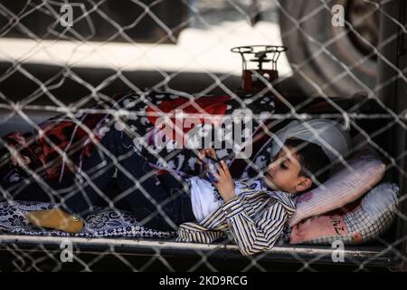 Ein palästinensischer Junge spielt am 12. Mai 2022 in Gaza-Stadt mit einem Handy. (Foto von Majdi Fathi/NurPhoto) Stockfoto