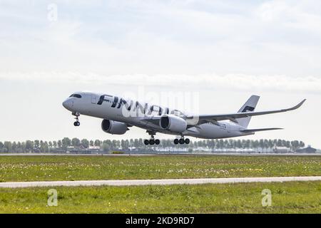 Finnair-Flugzeuge vom Typ Airbus A350-900 während der Rotation, Start und Flugphase, wenn das Flugzeug vom Flughafen Amsterdam Schiphol AMS EHAM abfliegt. Das moderne Großkörper-A350-Passagierflugzeug hat die Registrierung OH-LWM. Finnair ist die finnische Fluggesellschaft und Mitglied der oneworld-Allianz. Das Flugzeug fliegt nach Helsinki, Finnland. Mit der Aussetzung der Pandemiemaßnahmen gegen das Coronavirus Covid-19 hat die Luft-, Reise- und Tourismusindustrie eine erhöhte Nachfrage nach Flügen. Amsterdam, Niederlande am 4. Mai 2022 (Foto von Nicolas Economou/NurPhoto) Stockfoto