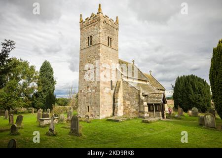Kirche außen, Holy Trinity Norman Kirche in Little Ouseburn, Yorkshire, Großbritannien Stockfoto