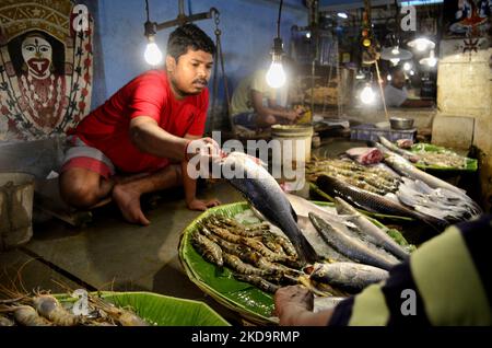 Ein Fischgroßmarkt in Kalkutta, Indien, 12. Mai 2022. Die Privatkundeninflation steigt im April auf 7,79 %, laut einem indischen Medienbericht der höchste seit 8 Jahren. (Foto von Indranil Aditya/NurPhoto) Stockfoto