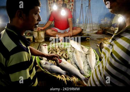 Ein Fischgroßmarkt in Kalkutta, Indien, 12. Mai 2022. Die Privatkundeninflation steigt im April auf 7,79 %, laut einem indischen Medienbericht der höchste seit 8 Jahren. (Foto von Indranil Aditya/NurPhoto) Stockfoto