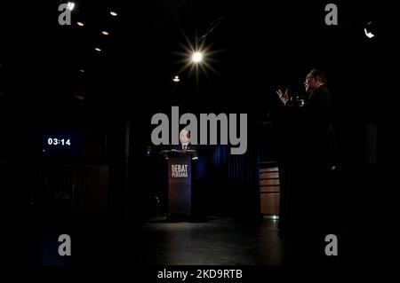 Malaysias ehemaliger Premierminister Najib Razak debattiert am 12. Mai 2022 mit Oppositionsführer Anwar Ibrahim in Kuala Lumpur, Malaysia. (Foto von Mukhriz Hazim/Nurphoto) Stockfoto