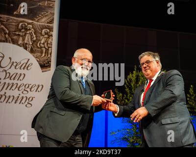 Hubert Bruls, Bürgermeister von Nijmegen, verleiht dem Vizepräsidenten der Europäischen Kommission, Frans Timmermans, die „Verträge von Nijmegen 2022“ (Foto: Romy Arroyo Fernandez/NurPhoto) Stockfoto