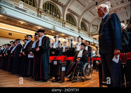 Die Menschen beobachten, wie der Rektor Magnificus vor dem Beginn der Veranstaltung „Verträge der Nijmegen-Medaille 2022“ am 12.. Mai 2022 in Nijmegen stattfindet. (Foto von Romy Arroyo Fernandez/NurPhoto) Stockfoto