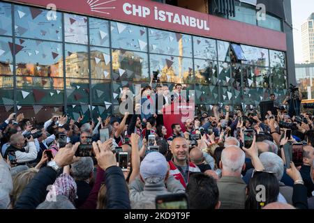 Der Oberste Gerichtshof verurteilt Kaftanc?o?lu, Chef von CHP Istanbul, zu Gefängnisstrafen. Kemal Kilicdaroglu, der Vorsitzende der Partei in Istanbul, und der Istanbuler Bürgermeister Ekrem Imamoglu, treffen sich am 12. Mai 2022 in Istanbul, Türkei, mit Unterstützern der wichtigsten oppositionellen Partei der Republikanischen Volkspartei (CHP), und Canan Kaftancioglu, dem Vorsitzenden der Zweigstelle der Partei in Istanbul. (Foto von Erhan Demirtas/NurPhoto) Stockfoto