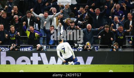 Son Heung-Min von Tottenham Hotspur feiert sein Tor vor Tottenham Hotspur-Fans während der Premier League zwischen Tottenham Hotspur und Arsenal am 12.. Mai 2022 im Tottenham Hotspur-Stadion in London, England (Foto by Action Foto Sport/NurPhoto) Stockfoto