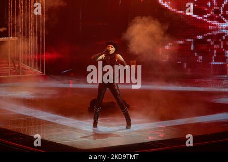 Achille Lauro (Stripper) San Marino beim Eurvision Song Contest 2022, dem zweiten Halbfinale am 12. Mai 2022 im Pala Olimpico in Turin, Italien.(Foto: Nderim Kaceli/LiveMedia/NurPhoto) Stockfoto