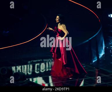 Laura Pausini während des Eurvision Song Contest 2022, zweites Halbfinale am 12. Mai 2022 im Pala Olimpico in Turin, Italien.(Foto: Nderim Kaceli/LiveMedia/NurPhoto) Stockfoto