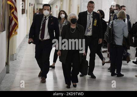 DIE US-Finanzminister Janet Yellen kommen, um heute am 12. Mai 2022 in Rayburn HOB/Capitol Hill in Washington DC, USA, vor dem House Financial Services Full Committee über den Jahresbericht des Finanzstabilitätsaufsichtsrats zu berichten. (Foto von Lenin Nolly/NurPhoto) Stockfoto