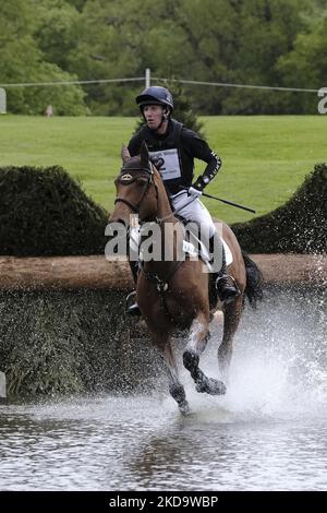 Die Teilnehmer nehmen an den Floors Castle International Horse Trials Teil, die von der Malcolm Group gesponsert werden. De Burgh Wines & Kinlock House Hotel, CCI-S 3* Klasse A. CRAZY DU LOIR Rides von Oliver Townend am Morgen des Freitag, 13. Mai 2022, auf dem Cross Country Abschnitt auf dem Castle Estate (Foto: Rob Gray/NurPhoto) Stockfoto