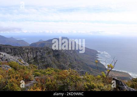 Ein allgemeiner Blick auf die Rücksprünge des Tafelbergs im Abendlicht. Kapstadt in Südafrika. Stockfoto